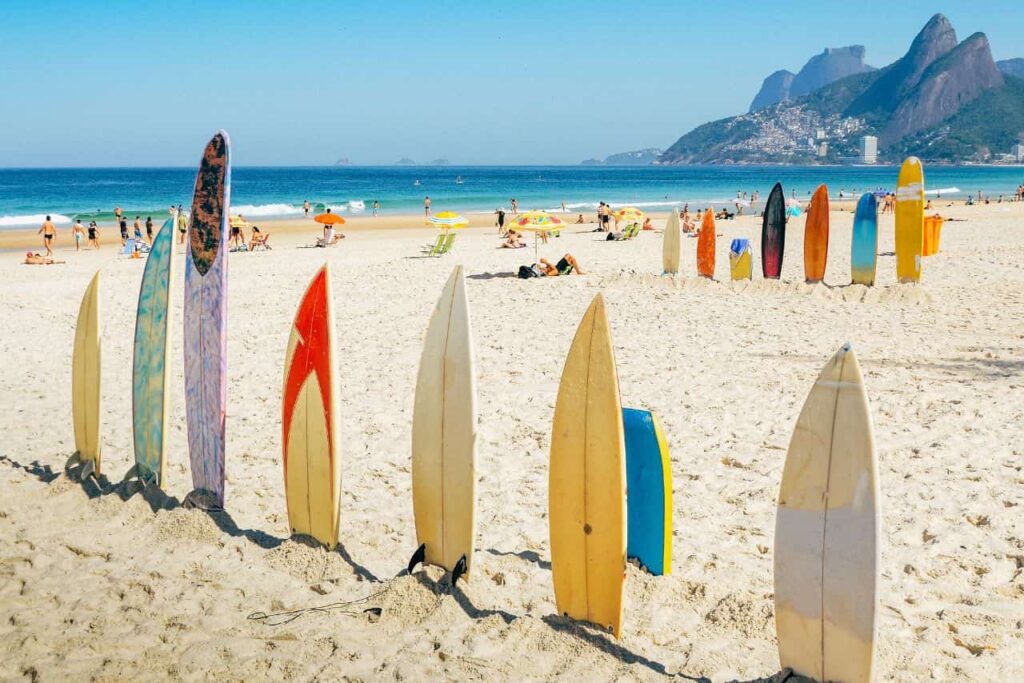 Tablas de surf incrustadas en la arena de la playa para conocer las medidas de las tablas de surf que precisas según peso y altura.