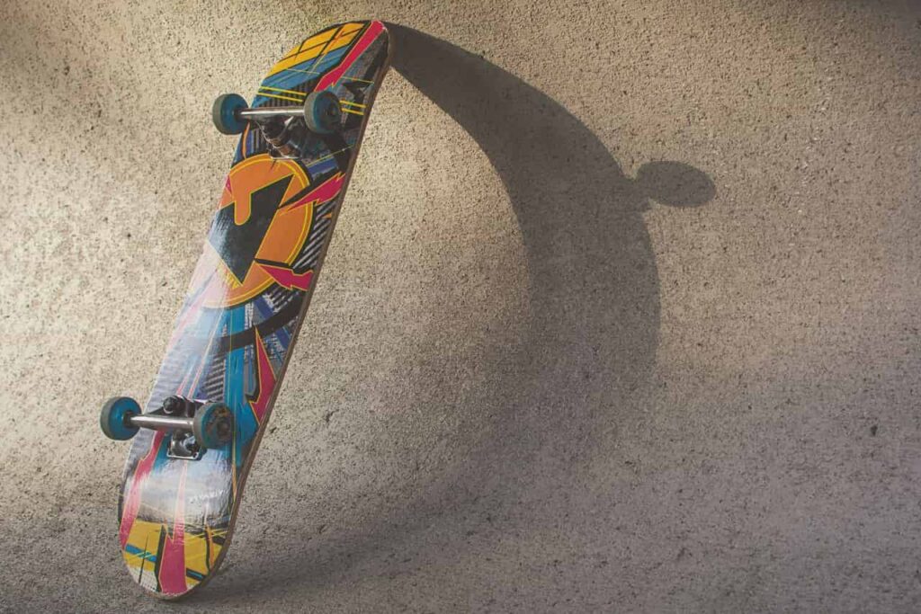 Uno de nuestros tipos de skate con patrones de colores apoyado en rampa.