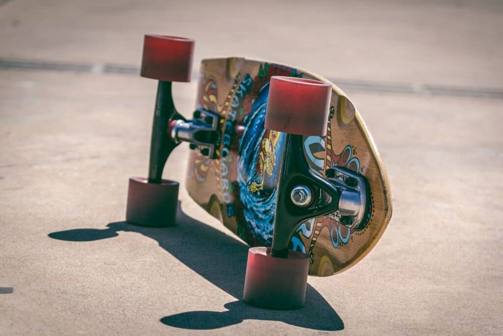 Skateboard completo apoyado sobre 2 ruedas.