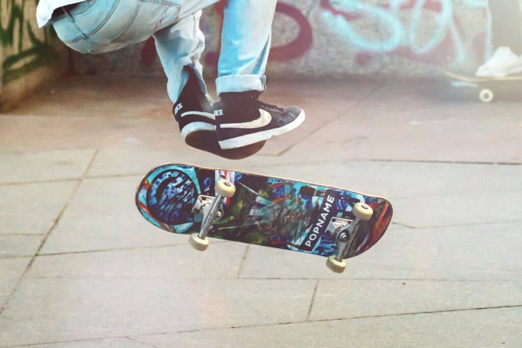 Tabla de skateboard flotando, uno de los modelos o tipos de skate en Dreisog.