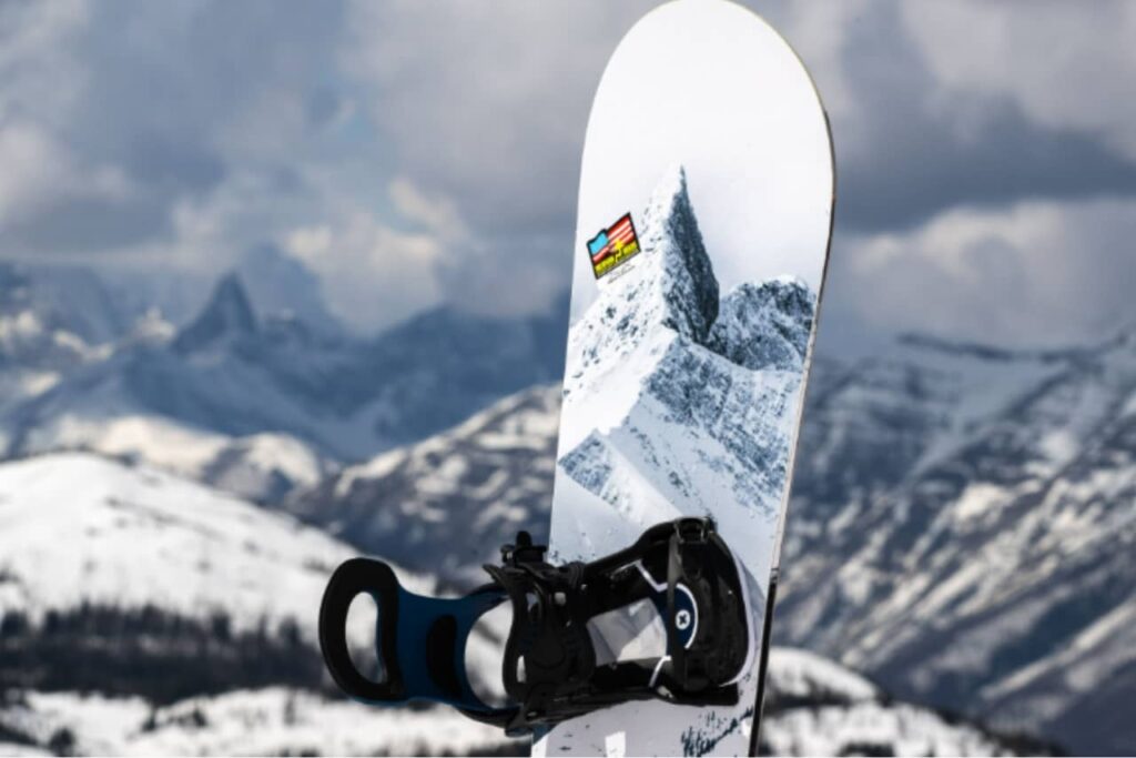 Lib Tech COLD BREW 158W 2024 TABLA DE SNOW S/C sobre paisaje de montaña nevado para hablar de los tipos de tablas de snowboard.